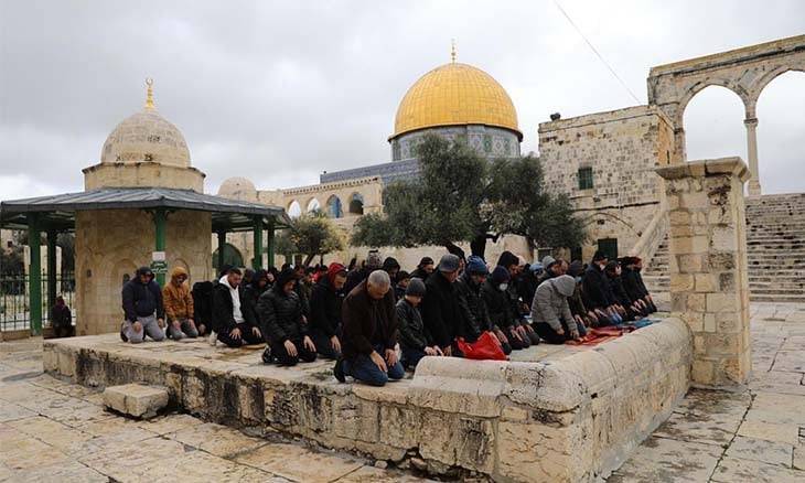 قوات الإحتلال منعت دخول المصلين دون الخمسين عاماً إلى المسجد الأقصى لأداء صلاة الفجر