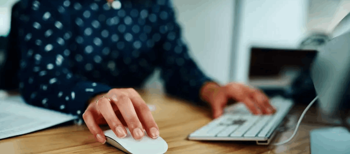 صحياً.. على ماذا تدل طريقة النقر على الكمبيوتر؟
