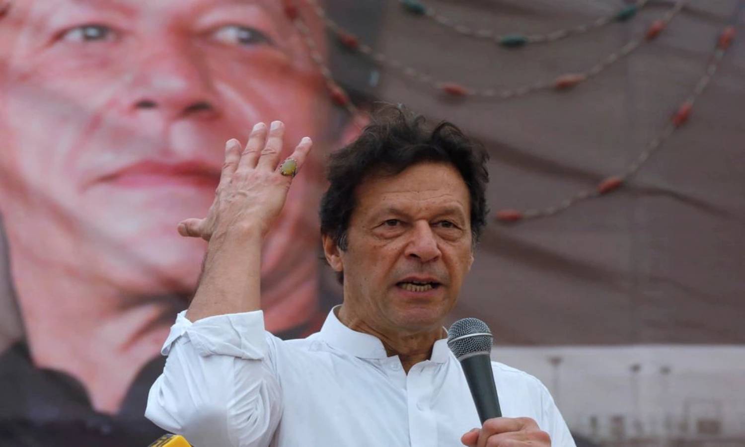 عمران خان ينتقد حكومة باكستان