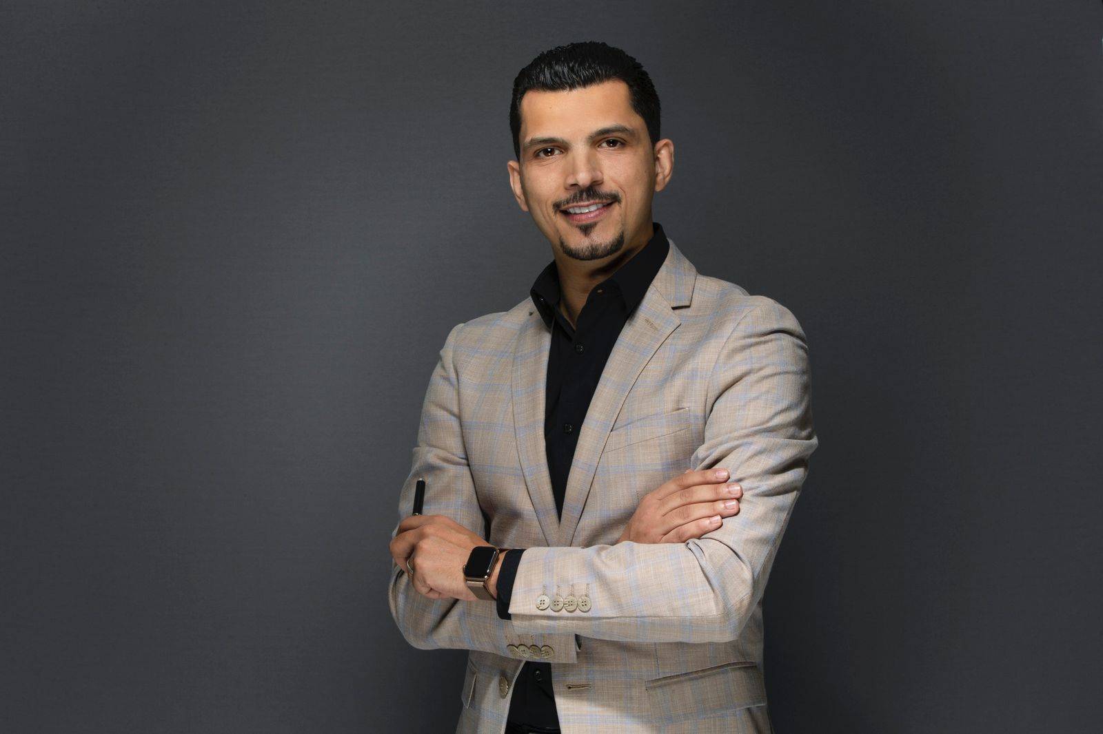 أيهم المغربي.. قصة مستشار قانوني لديه شغف بمساعدة الآخرين
