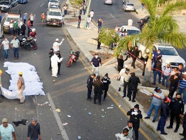 بالفيديو- في بث مباشر.. مسلّحون يقتلون سياسيًّا هنديًّا وشقيقه