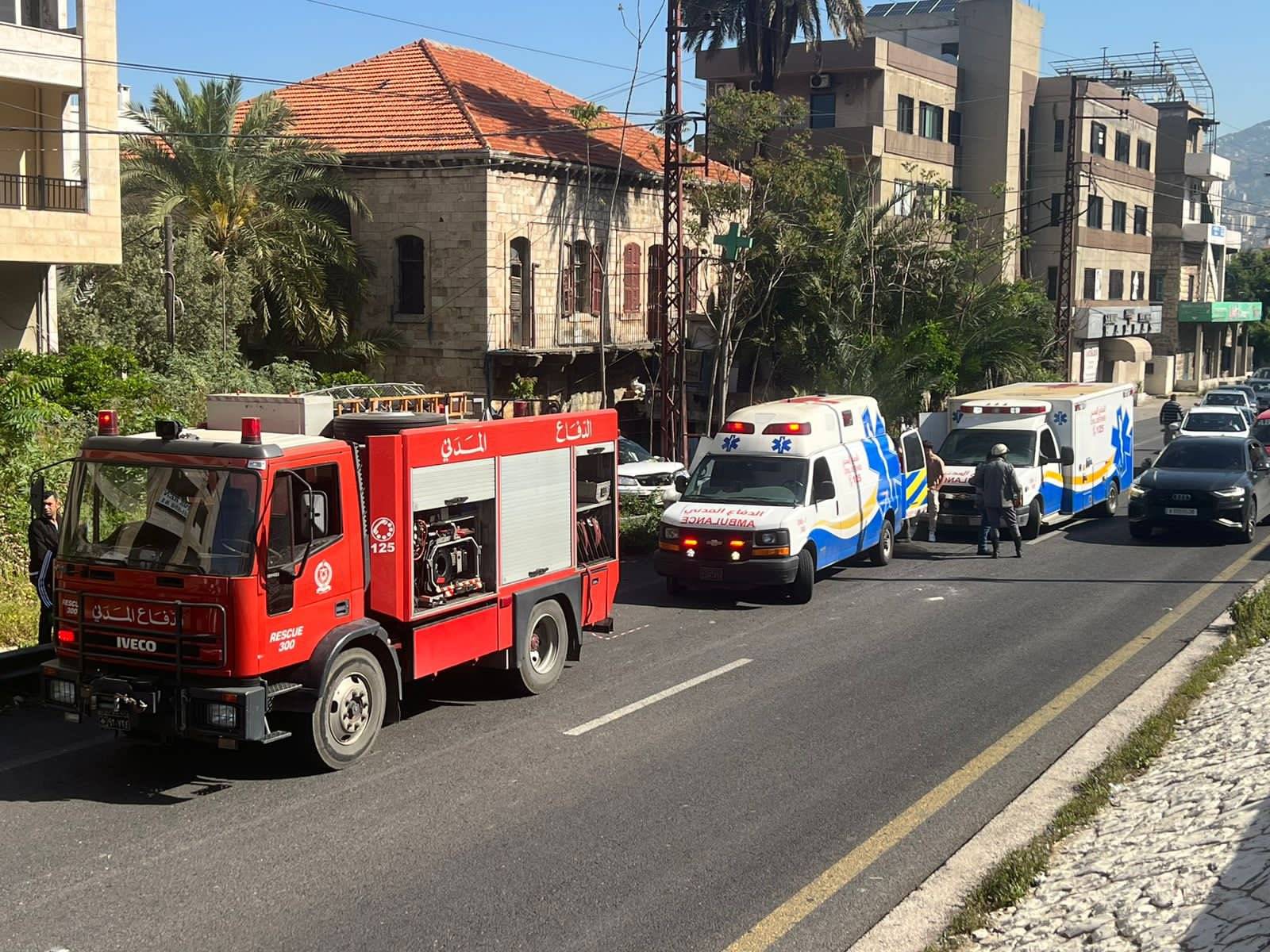 اصطدام سيارة بعامود كهرباء على طريق جونية وسقوط قتيلين وجريح