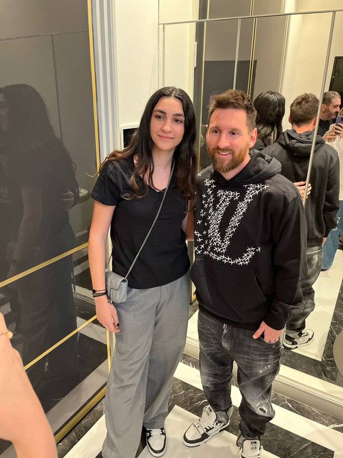 صورة تجمع النجم ليونيل ميسي بريدا لاعبة المنتخب اللبناني في باريس