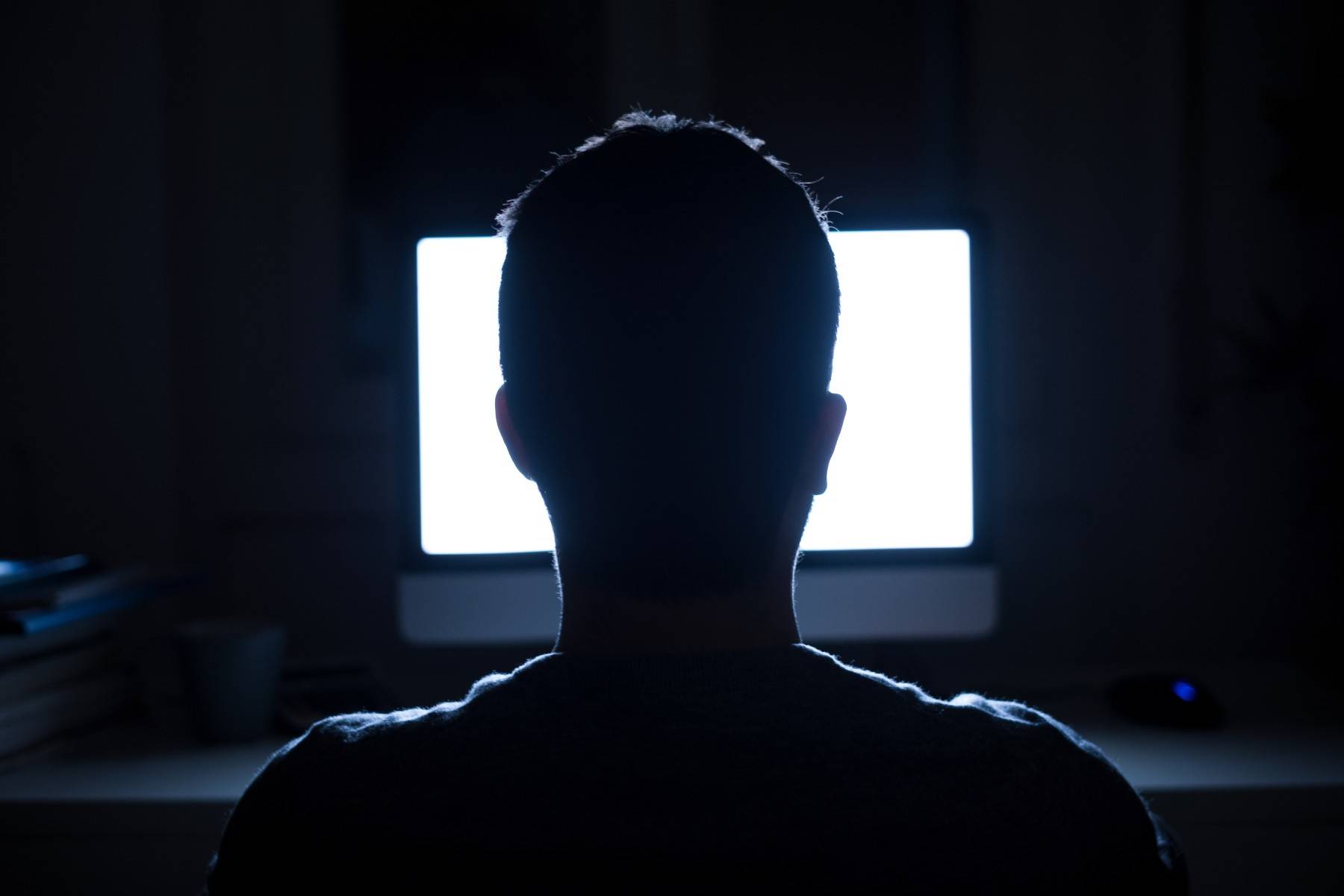 كيف يُؤثر الضوء الأزرق في بشرتنا ؟