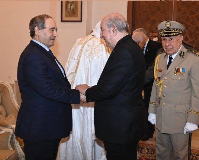 المقداد يصل الى الجزائر حاملا رسالة من الأسد إلى تبون