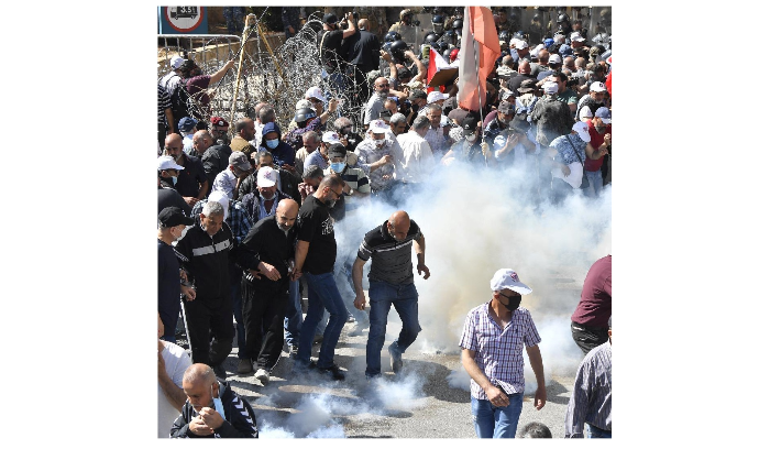حراك المتقاعدين العسكريين ومتقاعدو الإدارة العامة يعتصمون أمام السراي
محاولة لاجتياز الشريط الشائك... وقنابل مسيلة للدموع سبّبت اختناقات