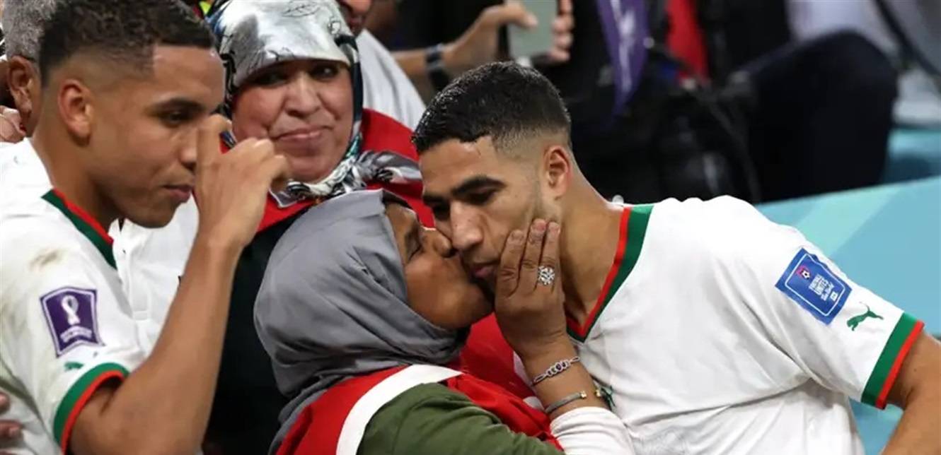 والدة أشرف حكيمي تخرج أخيراً عن صمتها.. وتكشف حقيقة كتابة أمواله باسمها