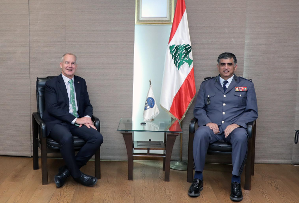 عثمان عرض الأوضاع
مع سفير اوستراليا