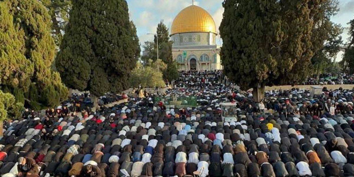 120 ألف فلسطيني يؤدّون صلاة العيد في المسجد الأقصى