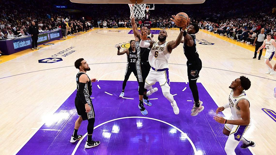 ليكرز يتقدم على ممفيس (2-1) بفضل جيمس وديفيز