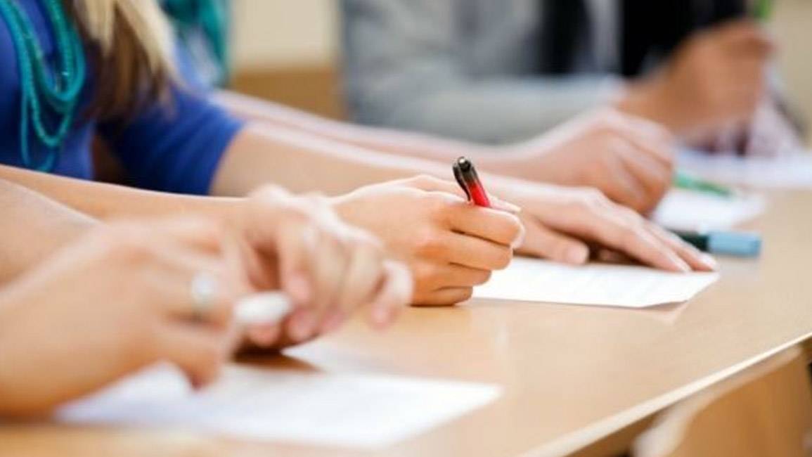 ما بين تقليص المناهج التعليميّة وإلغاء المواد الإختياريّة... الإمتحانات الرسميّة قائمة في موعدها
مُمثلة المتعاقدين في التعليم الرسمي الثانوي لـ «الديار»: سنتعاون ولن نكون حجر عَثرة!!
«الديار» قامت باستطلاع رأي... والنتيجة كانت: 80% من الأهالي يرفضونها