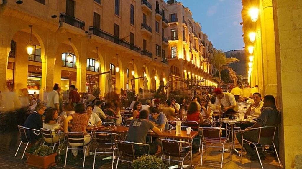 موظفو الفنادق والمطاعم: لدفع الرواتب بالدولار والتخلي عن العمالة الأجنبية