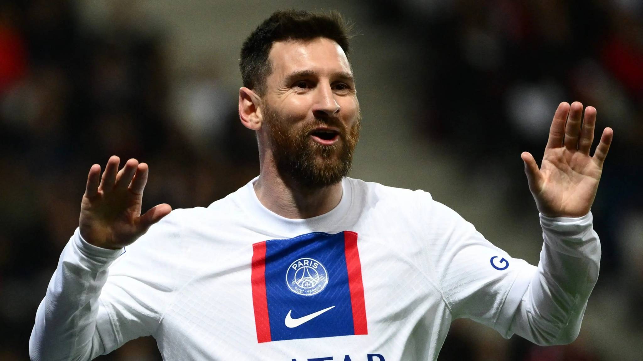 ميسي في برشلونة مع 15 حقيبة سفر
