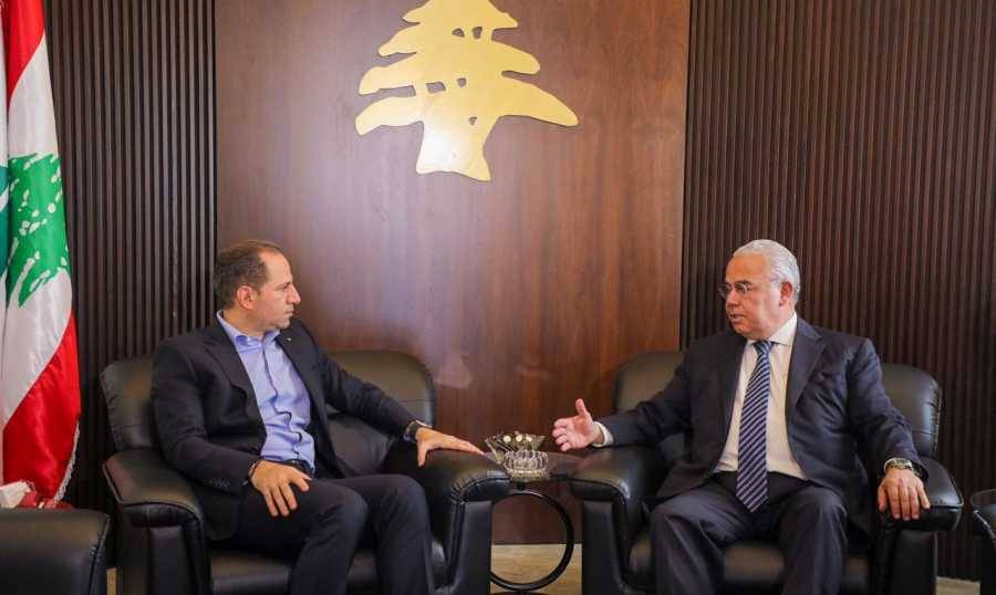 الجميّل: نشجّع على العودة الطوعيّة للنازحين
وبدل إعطاء المساعدات بلبنان دفعها في سوريا