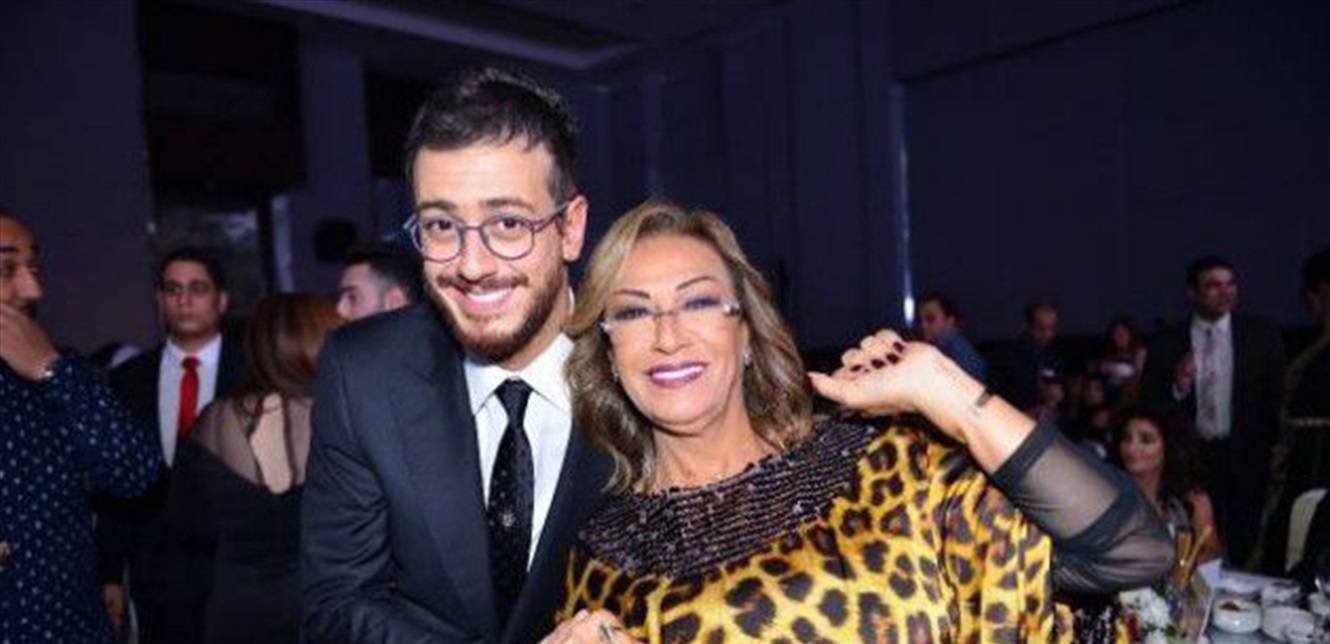 مبتسماً ويجلس بجانبها.. والدة سعد لمجرد تنشر صورة جديدة له