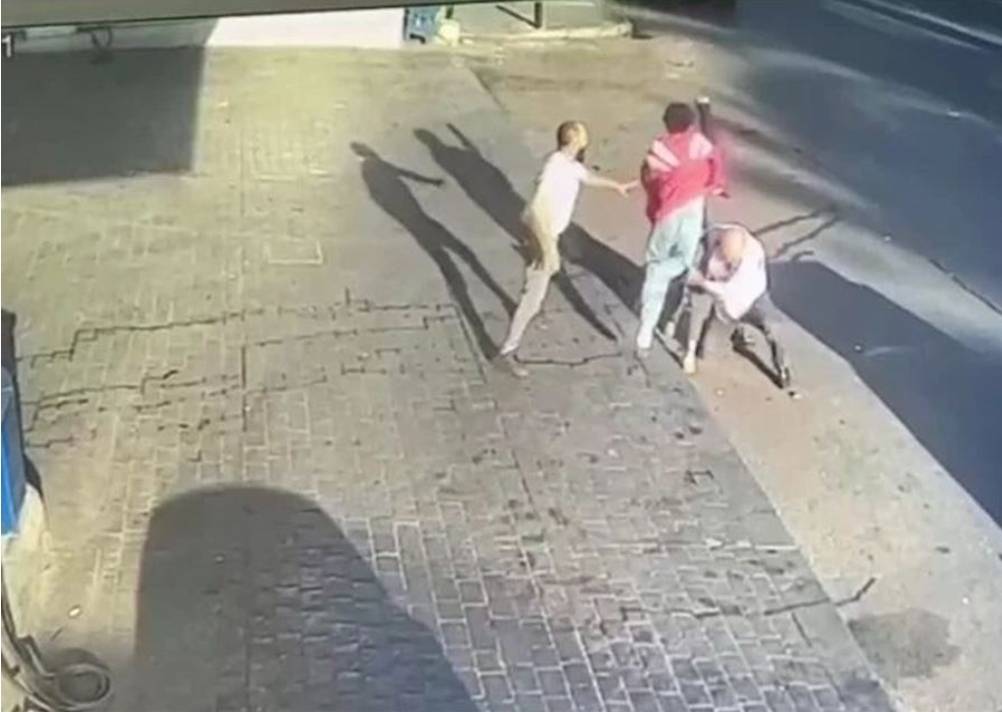 طعن رجل أكثر من 10 طعنات بوضع النهار في كورنيش المزرعة!