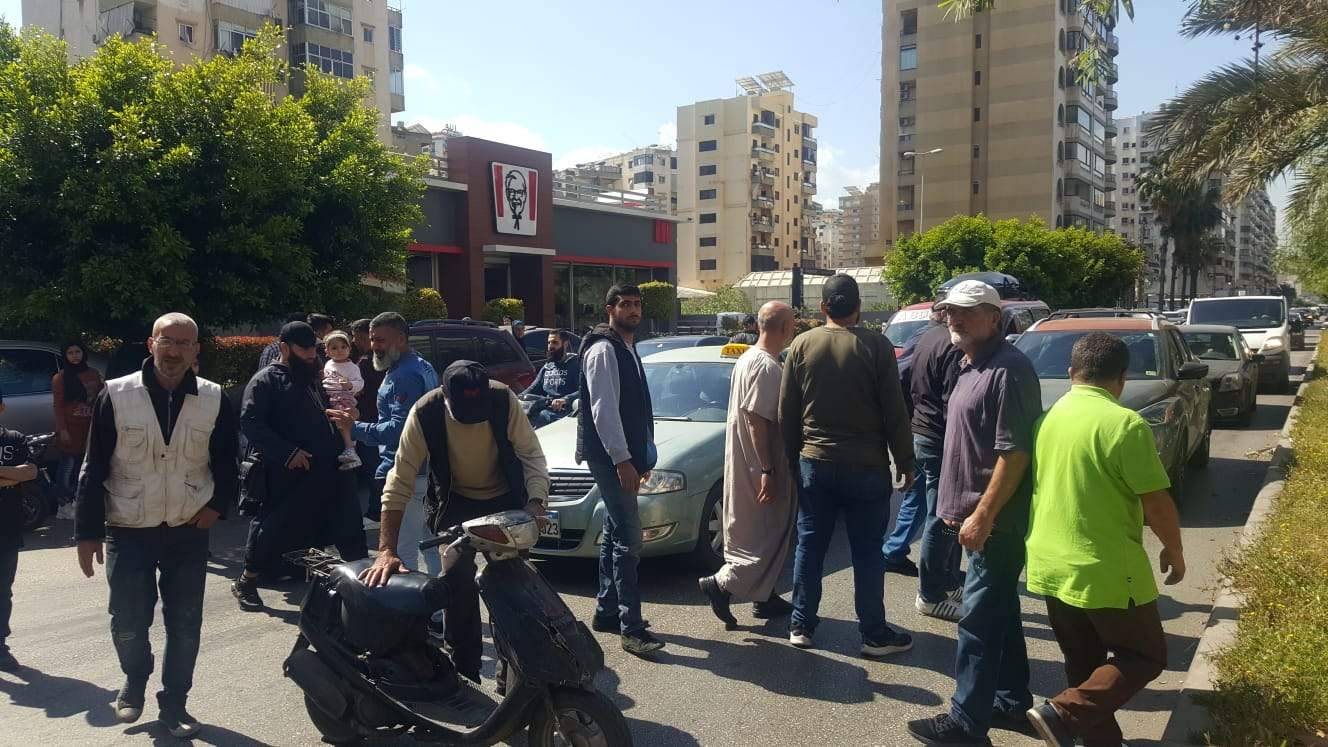 بعد توقيف شبان في جونيه.. الأهالي يقطعون أوتوستراد طرابلس - بيروت
