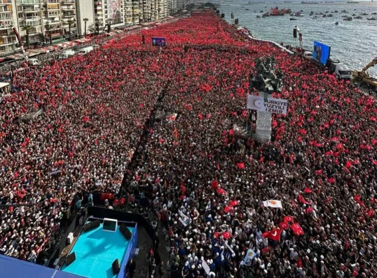بعد الوعكة الصحية.. أردوغان يخاطب  الحشود في إسطنبول وإزمير