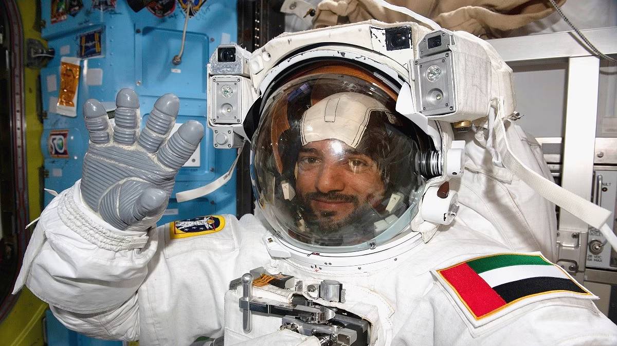 سلطان النيادي.. أول عربي يمشي في الفضاء