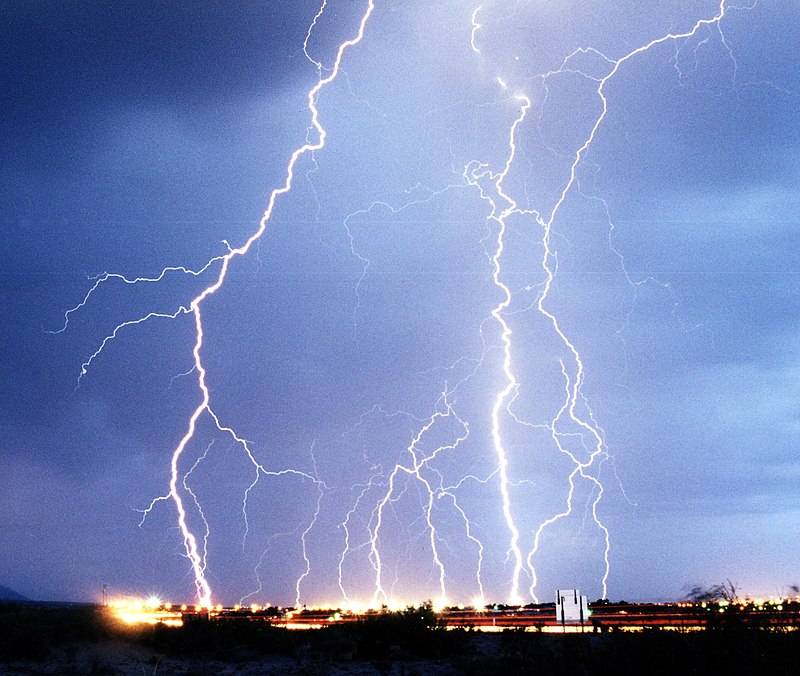 صاعقة قوية تقتل هنديا على الفور
