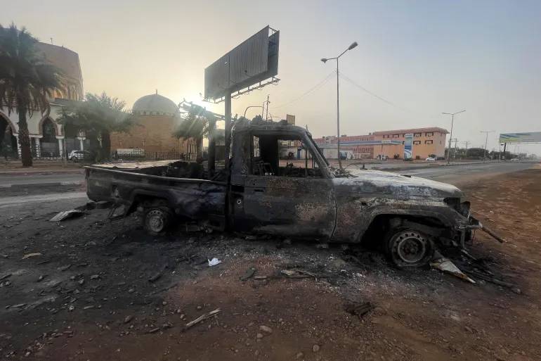 البرهان: الجيش مُلتزم بتسليم السلطة لحكومة مدنيّة .. وأحبطنا مُحاولة إنقلاب
«الدعم السريع» تحذر من مُحاولات «إقحام الشرطة» في المعارك