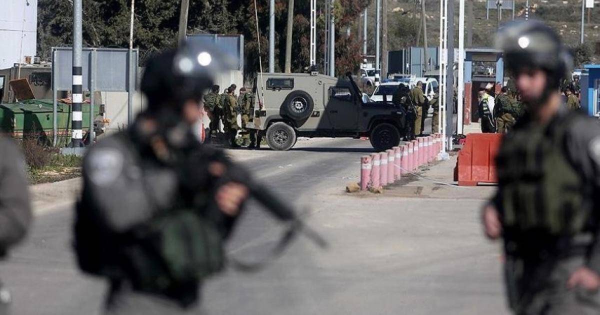 قوات الإحتلال تطلق النار على شاب فلسطيني بزعم تنفيذ عملية دهس