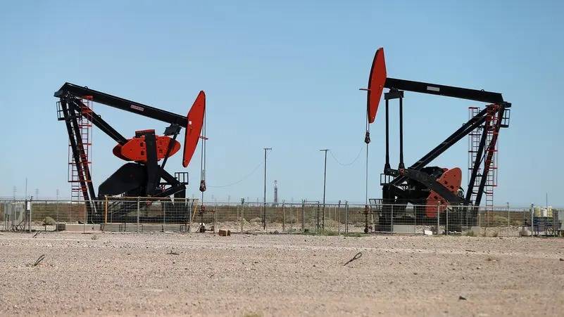 النفط ينخفض بفعل مخاوف ضعف الطلب الصيني وتوقعات رفع الفائدة