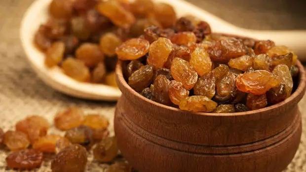 فوائد مدهشة ستجعلك تتناول الزبيب يومياً