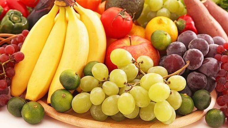 أخصائية للغدد الصماء تشرح لماذا لا يجوز تناول الفواكه على معدة فارغة عند فقدان الوزن