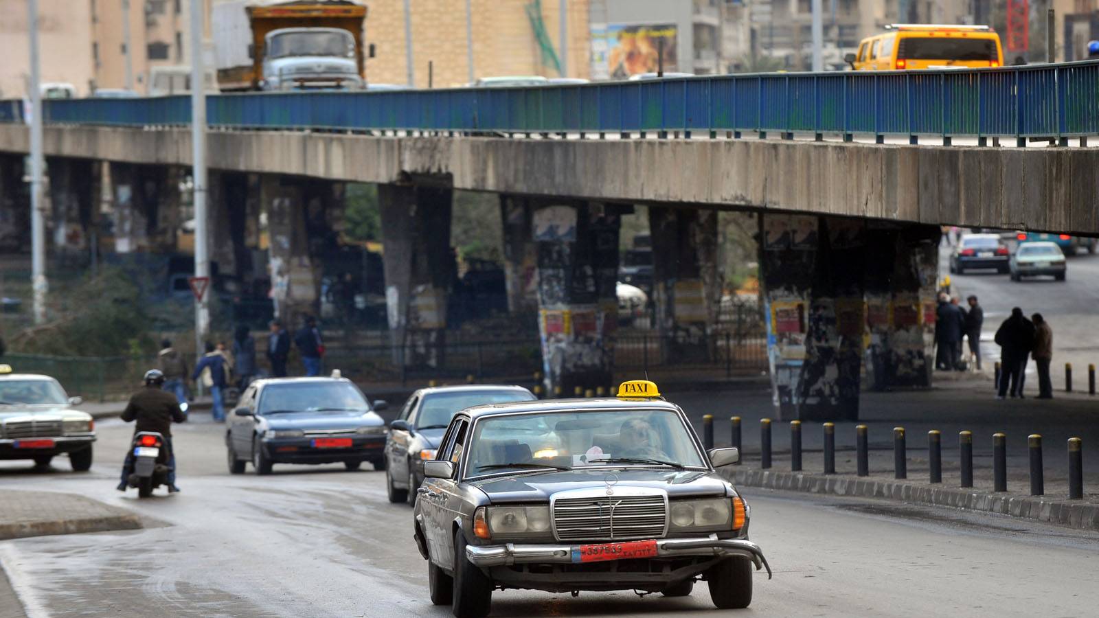 مخدرات واسلحة للترهيب في اوكار تحت جسر الكولا.. وبلدية بيروت تتحرك
