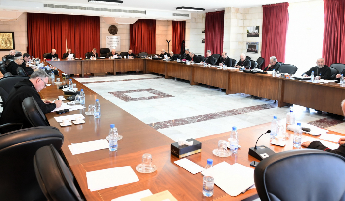 "على النواب الاستفادة من المؤشّرات الإقليميّة والدوليّة وانتخاب رئيس"
المطارنة الموارنة: نناشد اللبنانيين الوقوف في مواجهة
توريط لبنان مجدّداً في نزاعات إقليميّة مسلّحة