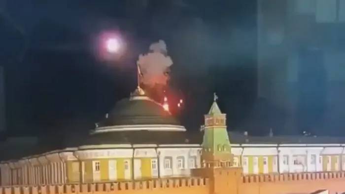 غارة بالمسيرات على الكرملين...
محاولة لاغتيال بوتين وكييف تنفي