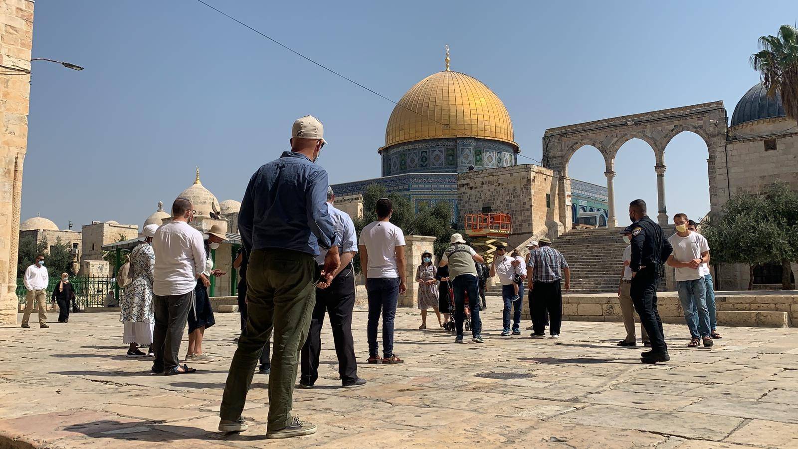 مستوطنون يقتحمون المسجد الأقصى
والمقاومة الفلسطينيّة تتصدّى للاحتلال في طولكرم