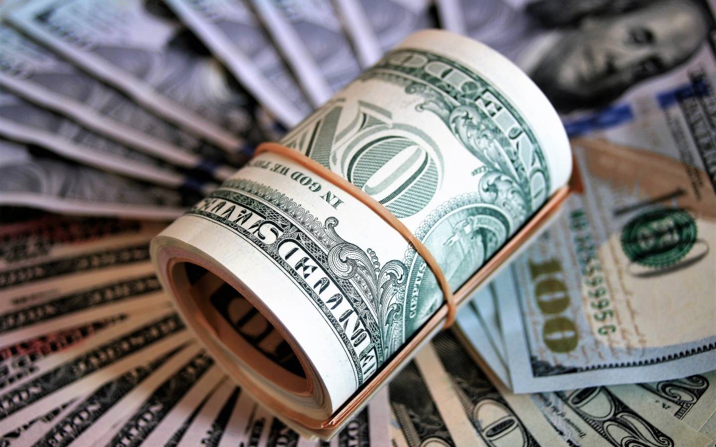 ما هو تأثير رفع المركزي الأوروبي والأميركي سعر الفائدة على الدول العربية؟