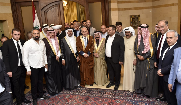 وفد من شيوخ العشائر العربيّة قدّم له "عباءة الصلح والمصالحة"
بري: سنكون كتفاً الى كتف
في مواجهة الفتنة بين أبناء الوطن