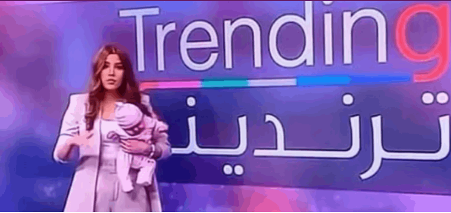 مذيعة سورية تحمل طفلتها على الهواء.. والجمهور يهاجمها: "حرام هالتصرف"