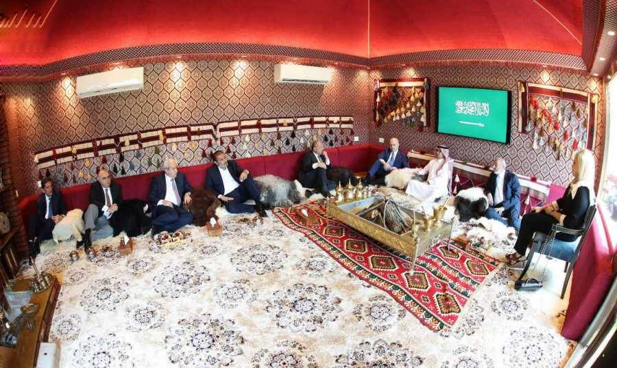 حلفاء السعوديّة في لبنان لا يقرأون معها المتغيّرات... ومن دون رؤية
الرياض مُستاءة من مواقف جعجع بوصفه الأسد بـ«الجثة السياسيّة»