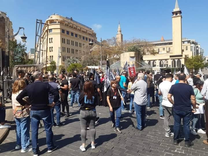 بالصور- إعتصام لعدد من المودعين وقطع الطريق امام مجلس النواب