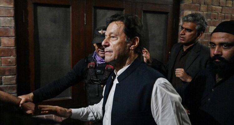 المحكمة العليا الباكستانية اعتبرت توقيف عمران خان باطلاً وأمرت بالإفراج عنه