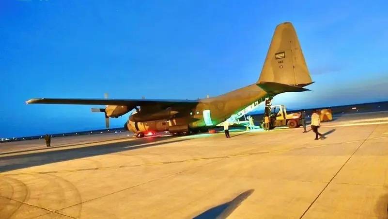 أولى طلائع الجسر الجوي الإغاثي السعودي تصل مطار بورتسودان