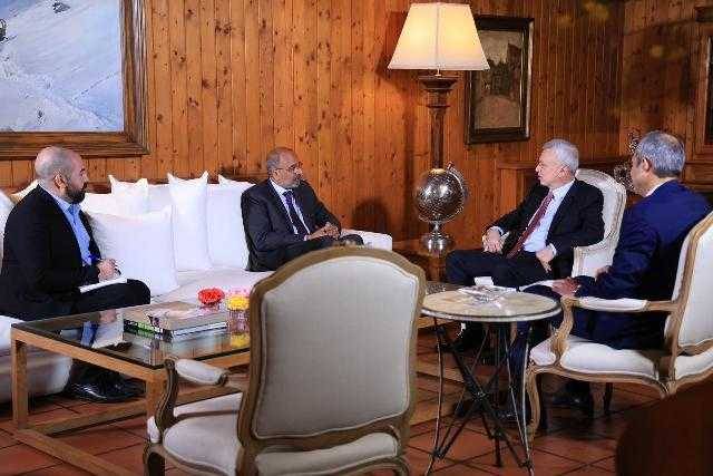 فرنجيه بحث مع ريزا
أزمة النزوح السوري