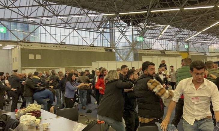 بالفيديو- عراك بين مئات الأشخاص في مكتب اقتراع للإنتخابات الرئاسية التركية بهولندا