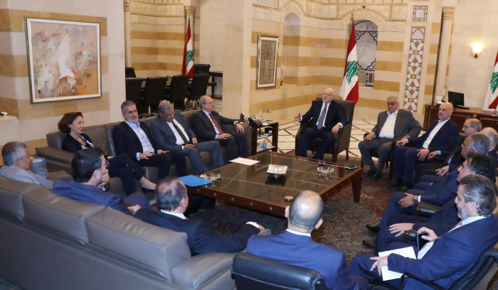 تسلّم من بخاري دعوة للمشاركة في اجتماع القمّة العربيّة
ميقاتي عقد لقاء تشاورياً
مع الوزراء وبحثوا في الملفات المطروحة