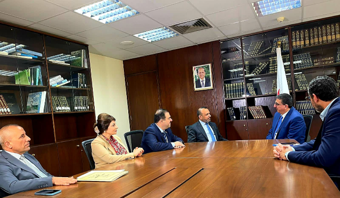 ملفّ النازحين بين حجار
ونظيره العراقي