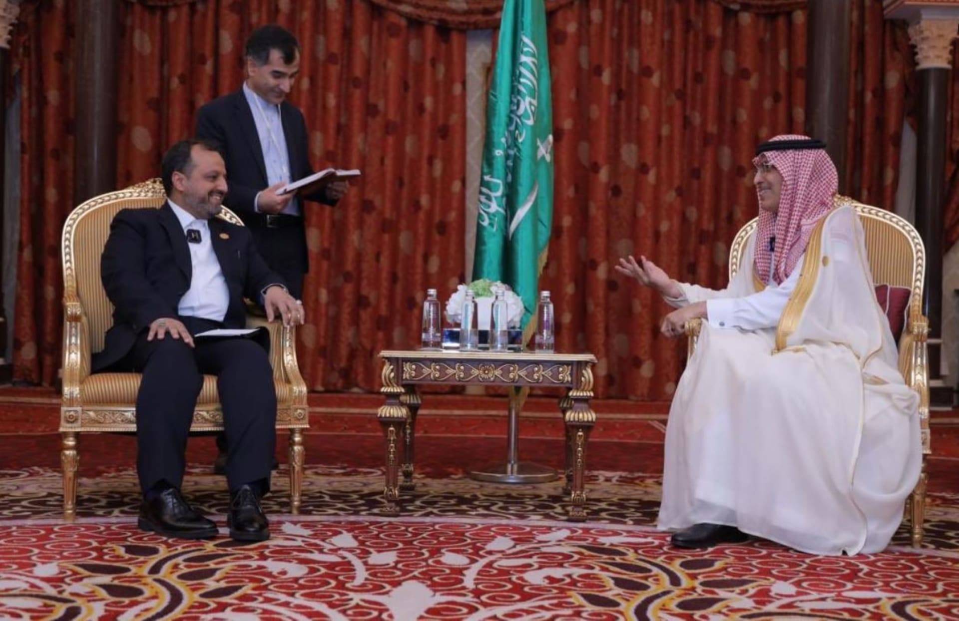 ماذا كشف وزير المالية السعودي حول لقائه مع وزير الإقتصاد الإيراني؟