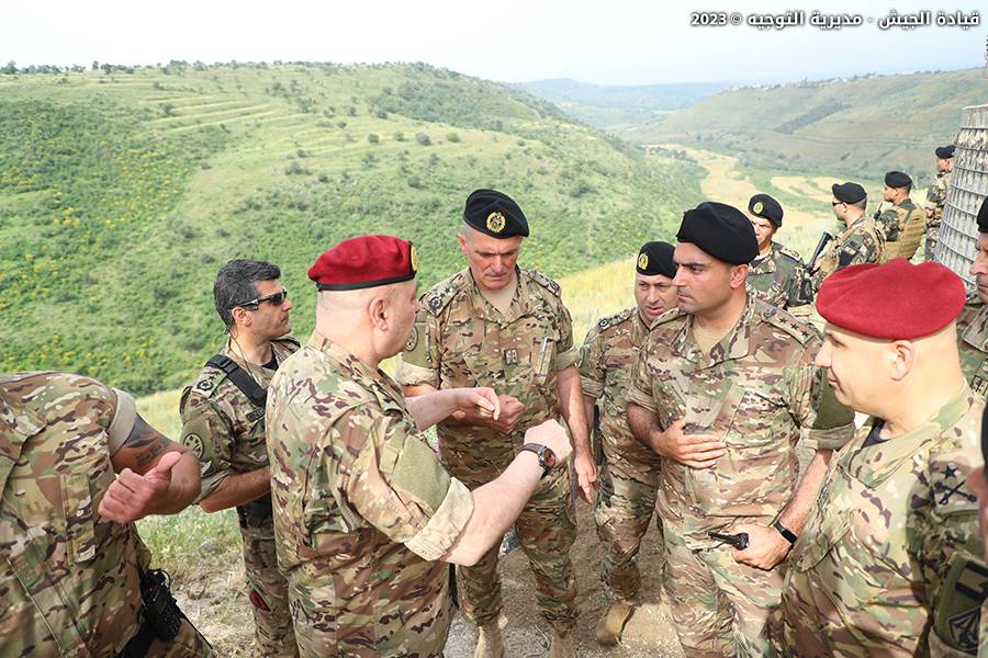 افتتح مجموعة طرق وزار قيادة فوج الحدود البرية الأول في عكار
قائد الجيش للعسكريين: حدودنا باتت مضبوطة
بفضل تضحياتكم واستمراركم في تنفيذ المهمات المطلوبة