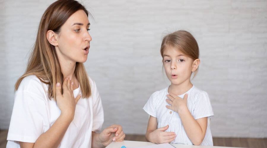 ما السبب وراء اضطرابات النّطق واللّغة؟