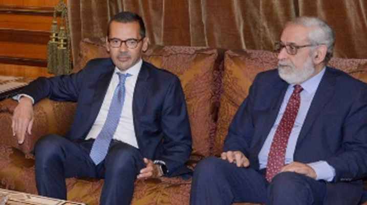 وفد برلماني إندونيسي عرض
مع علامة وبقرادونيان سبل التعاون