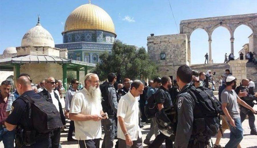 مئات المستوطنين المتطرفين ووزراء وأعضاء الكنيست يقتحمون الأقصى