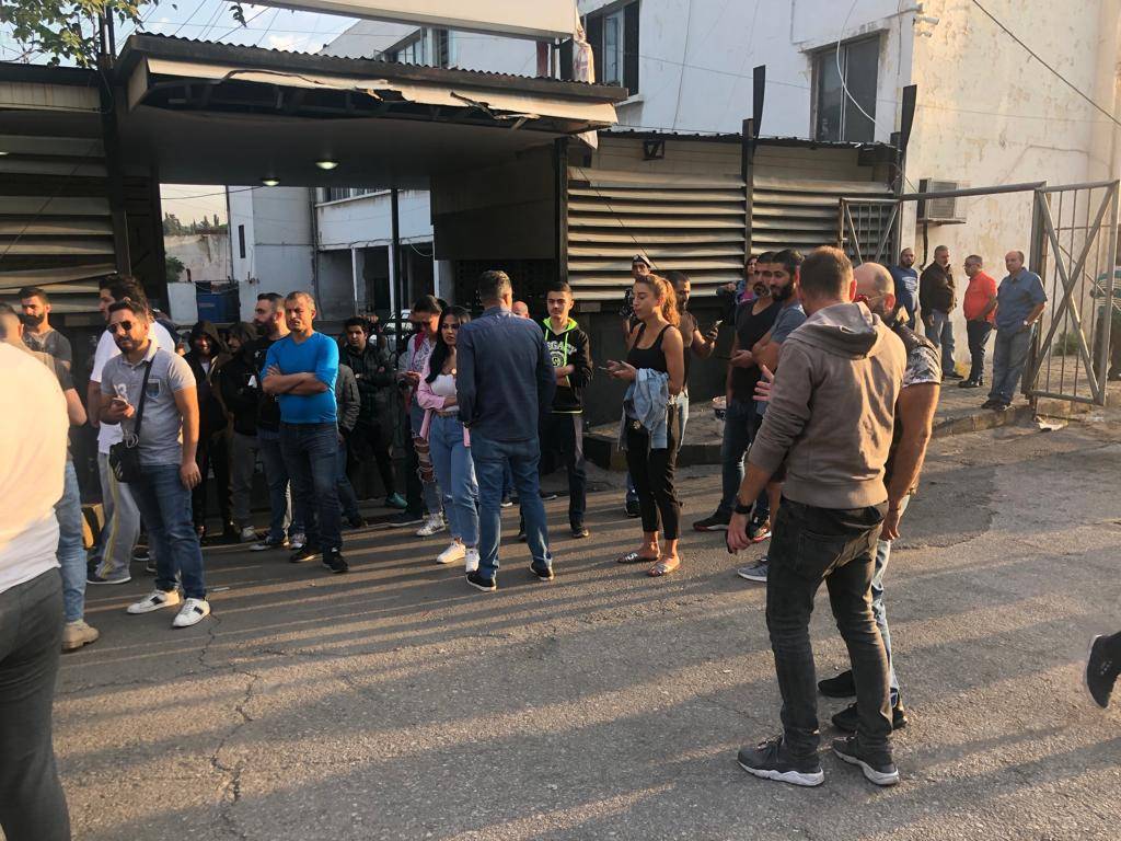 مشهدان مُتناقضان يختصران ما وصل إليه لبنان
مشهد الازدحام أمام النافعة لتسجيل السيارات الكبيرة
ومشهد نزع ساعات الكهرباء لعدم قدرة المواطنين على الدفع